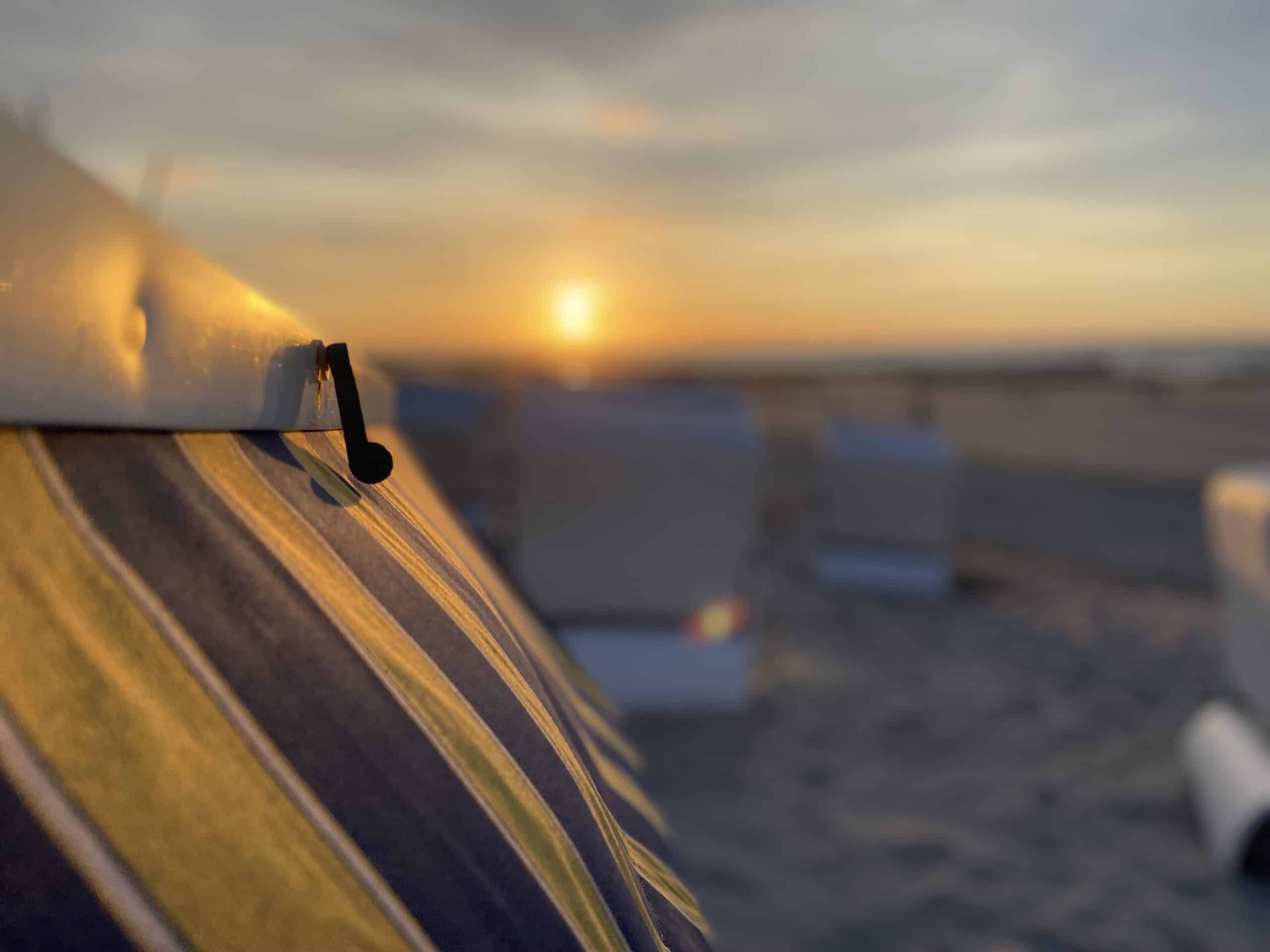 Strandkorb mit Sonnenuntergang