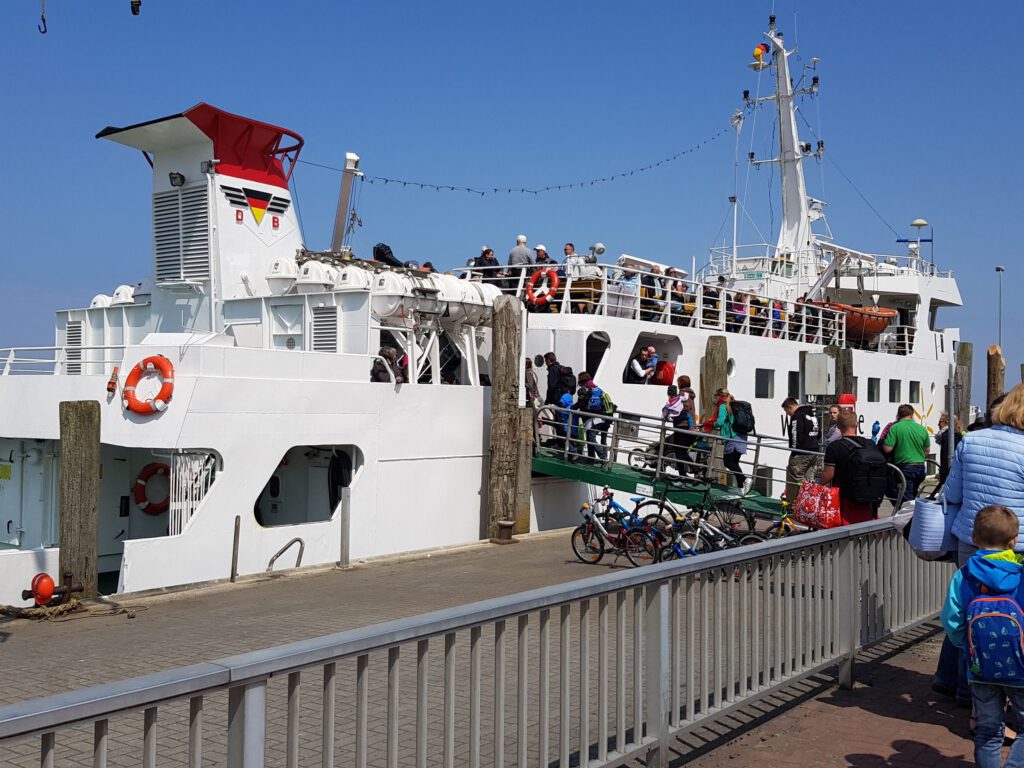 Fähre im Hafen von Harlesiel