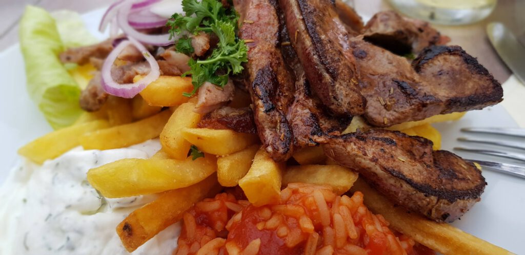 Gyros Leber mit Pommes im Restaurant Kreta