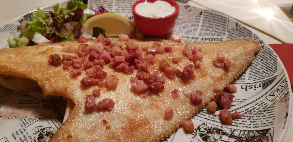 Fischgericht mit Bratkartoffeln bei Fisch Kruse im Restaurant