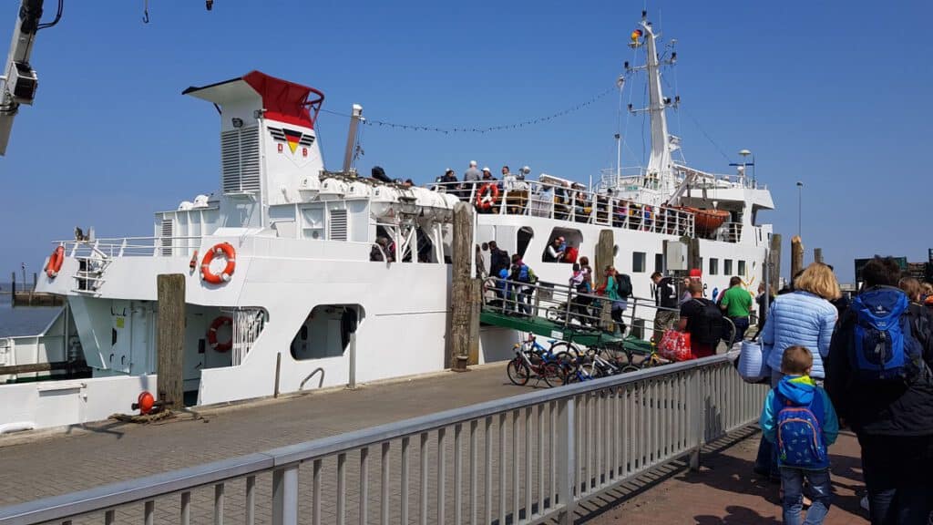 Fähre im Hafen von Harlesiel