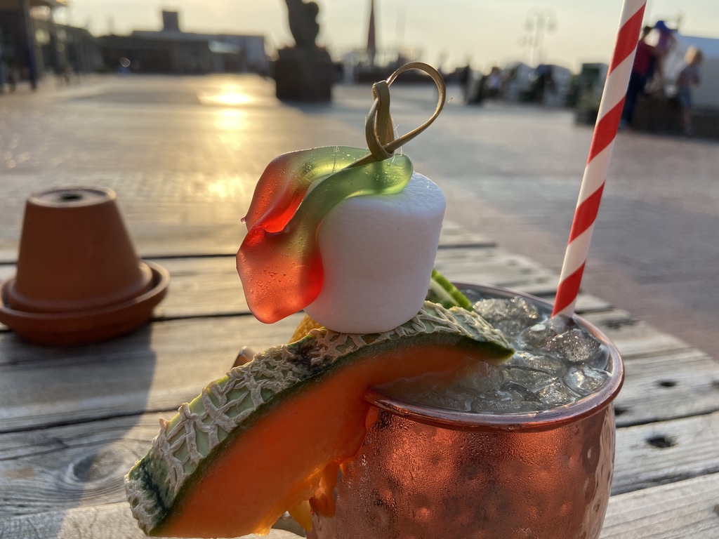 Die besten Cocktails gibt es im Diggers beim Sonnenuntergang oder auch tagsüber