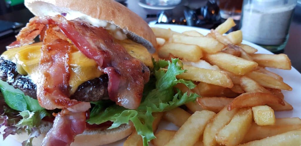 Bacon-Chees-Burger mit Pommes in der Giftbude