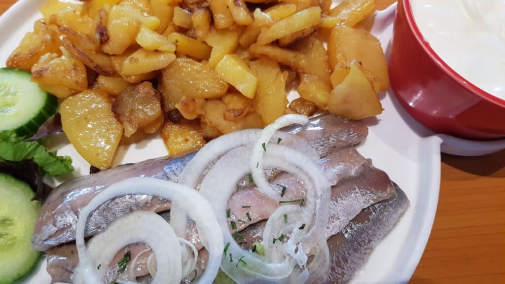 Fischplatte mit Bratkartoffeln auf Wangerooge