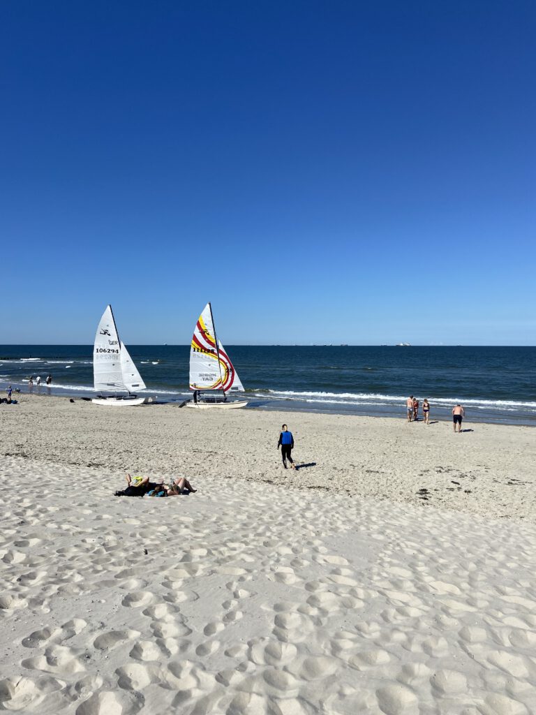 Yachtclub Wangerooge mit Katamaranen am Meer