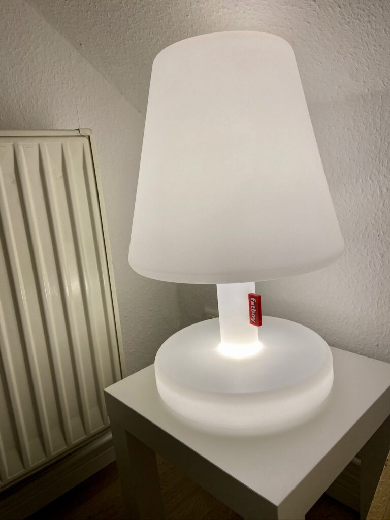 Fatboy Tischlampe in Schlafzimmer I in der Ferienwohnung