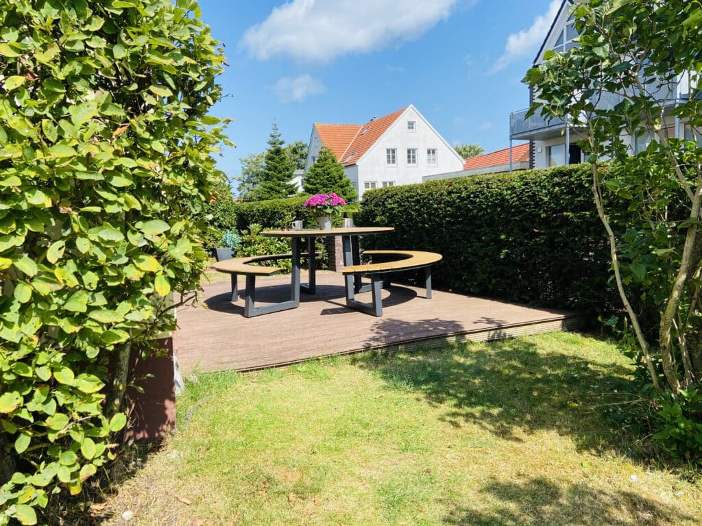 Terrasse und Garten gehören mit zur Unterkunft und dürfen genutzt werden